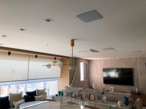 Automação de iluminação, ar-condicionado, persianas e Home Cinema 5.1 + Zona 2 de áudio.